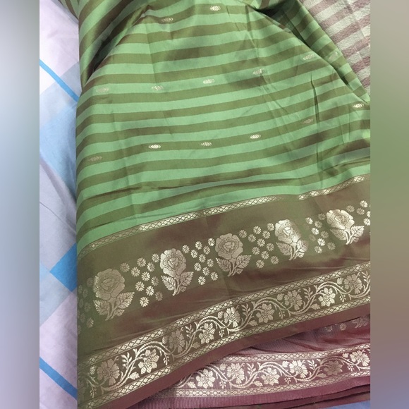 Banarasi Two Tone Silk Saree Without blouse - Picture 11 of 11